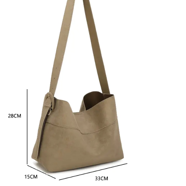 Gallantry Schultertasche Taupe mit verstellbarem Schulterriemen, schräge Vorderansicht mit Maßangaben