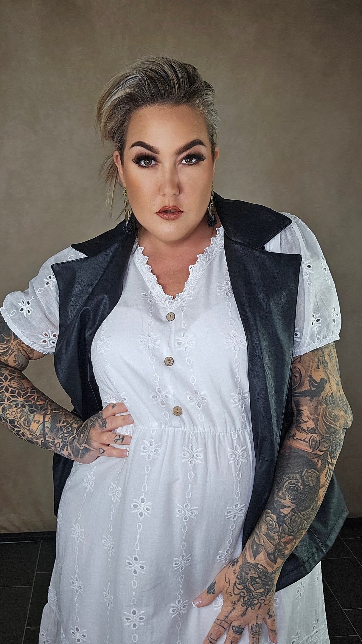 Kleid mit Lochstickerei in weiss