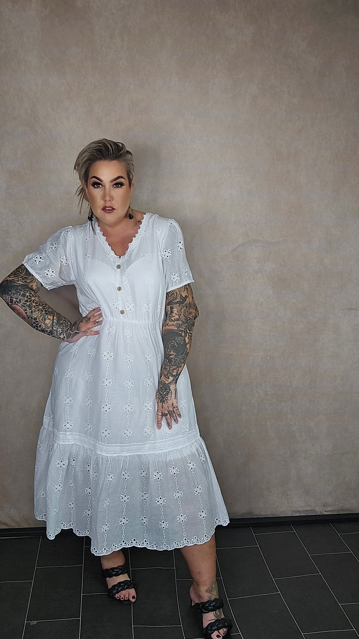 Kleid mit Lochstickerei in weiss