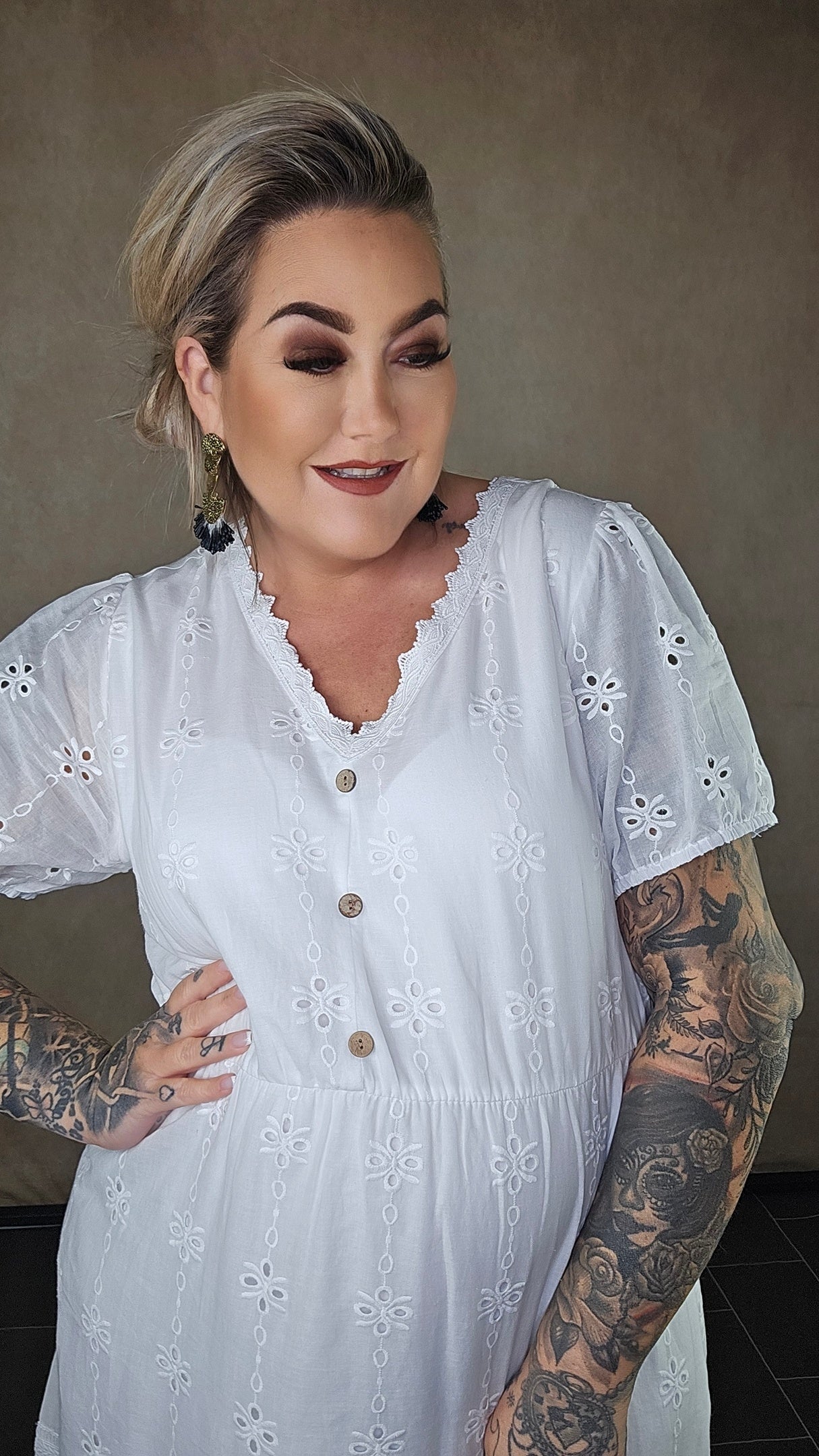 Kleid mit Lochstickerei in weiss