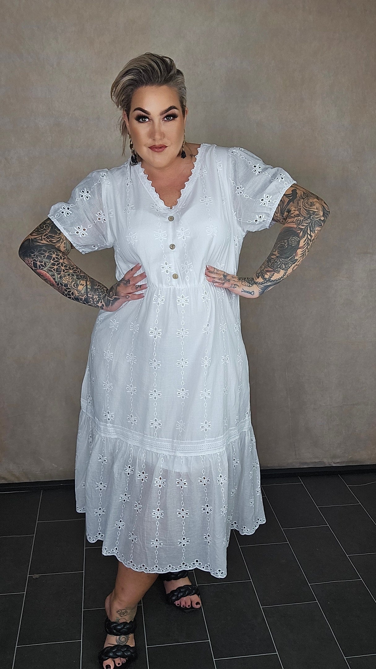 Kleid mit Lochstickerei in weiss