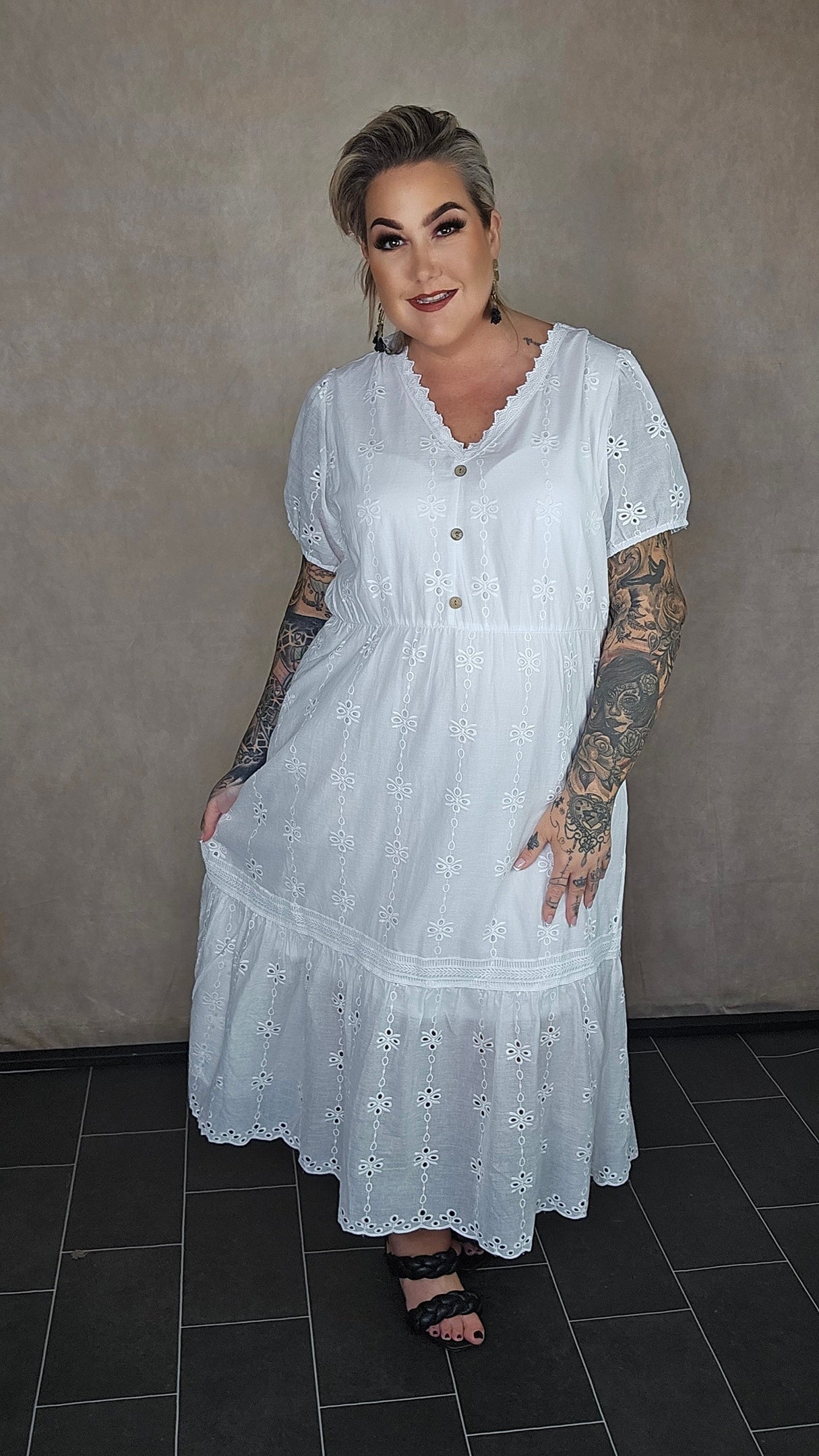 Kleid mit Lochstickerei in weiss