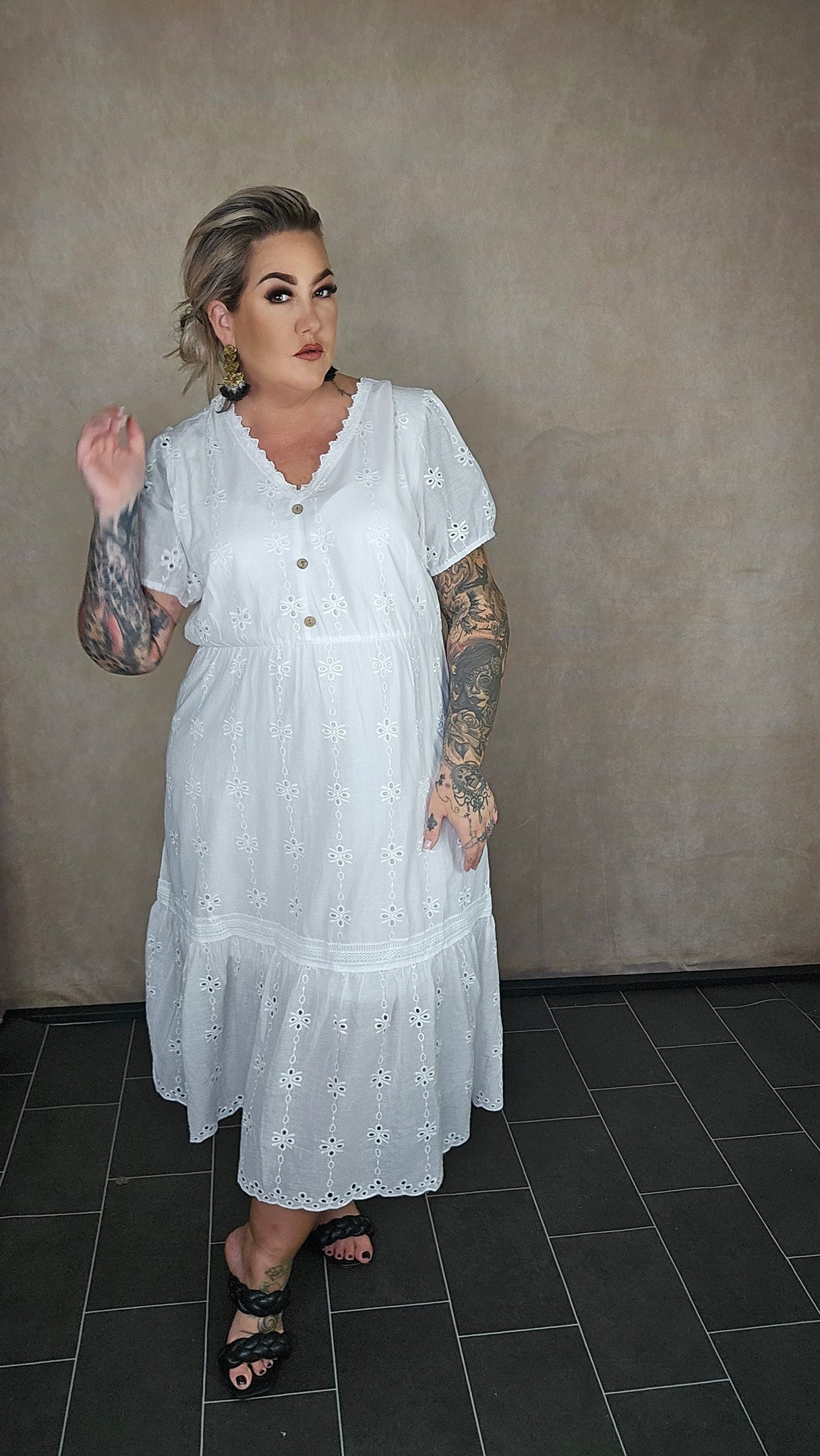 Kleid mit Lochstickerei in weiss