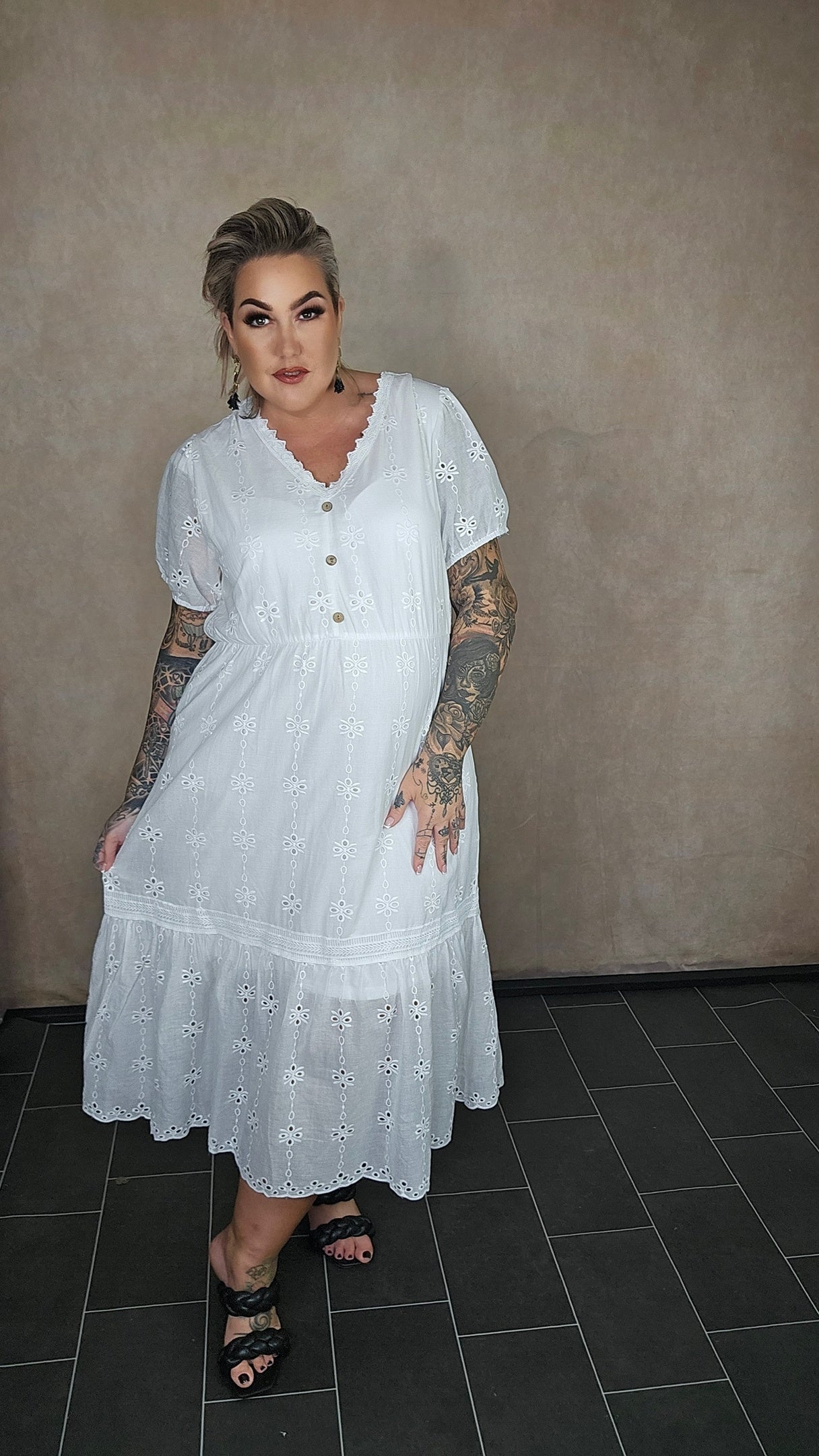 Kleid mit Lochstickerei in weiss