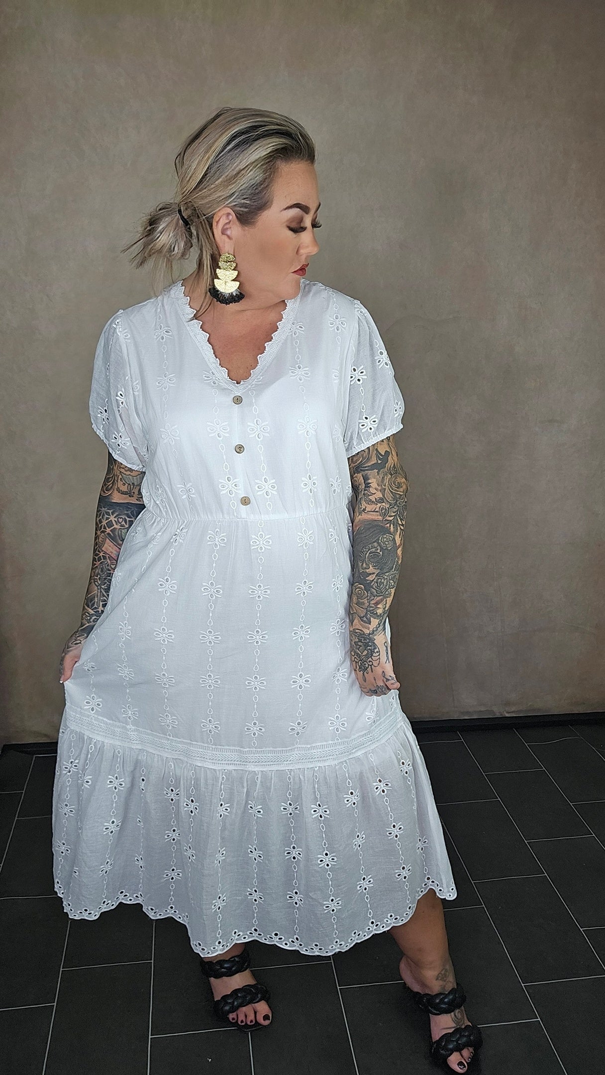 Kleid mit Lochstickerei in weiss