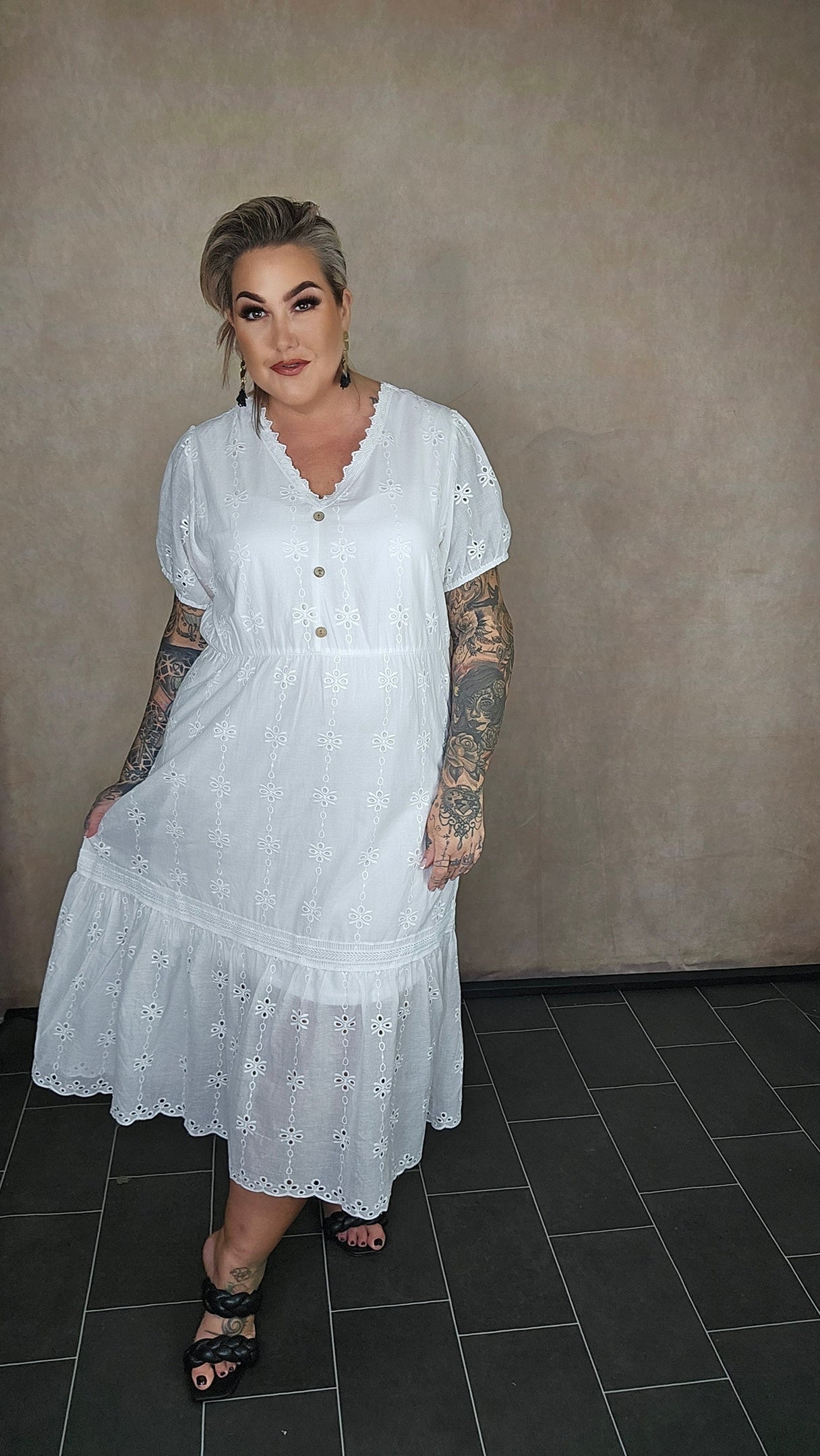 Kleid mit Lochstickerei in weiss