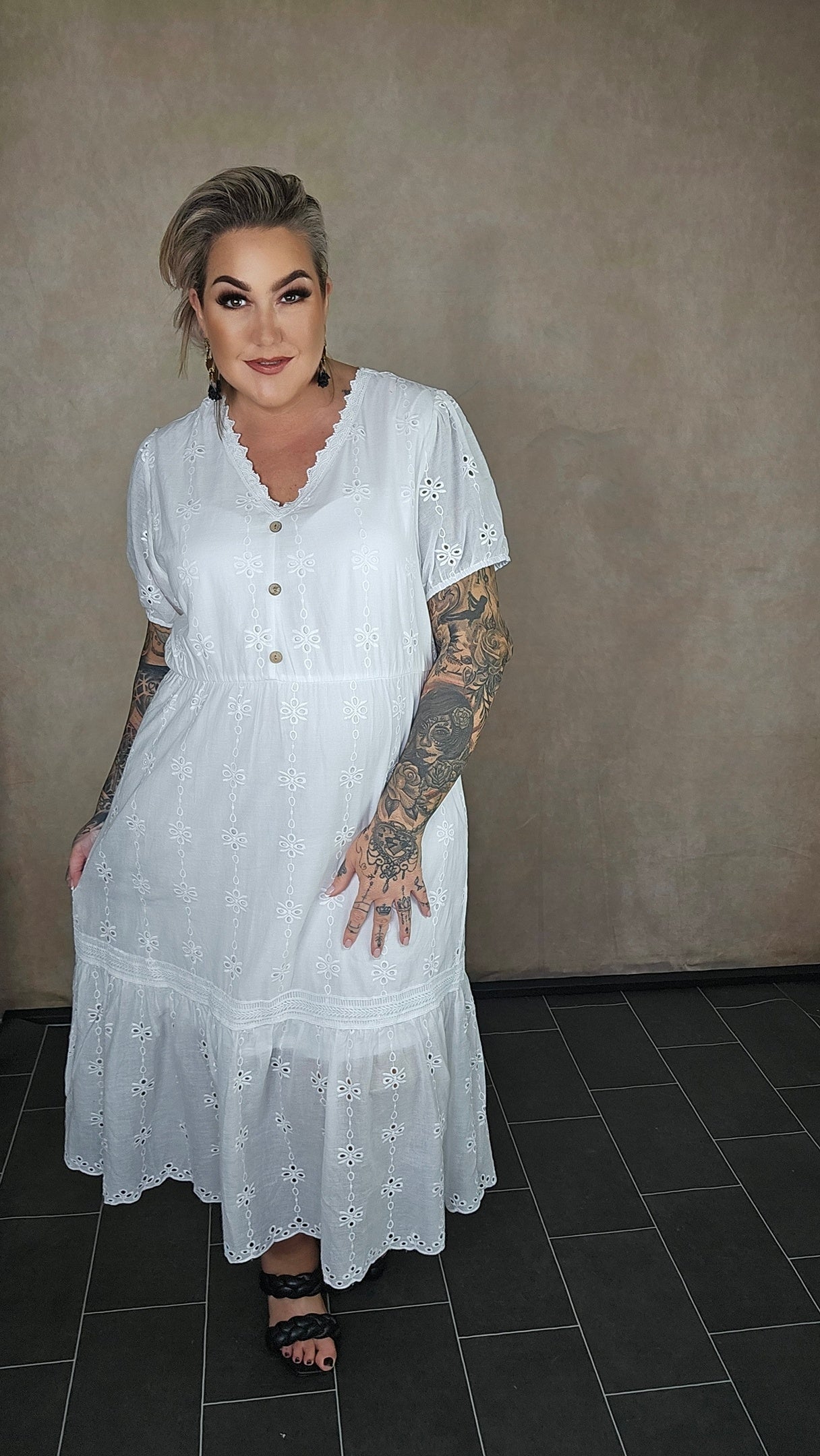 Kleid mit Lochstickerei in weiss