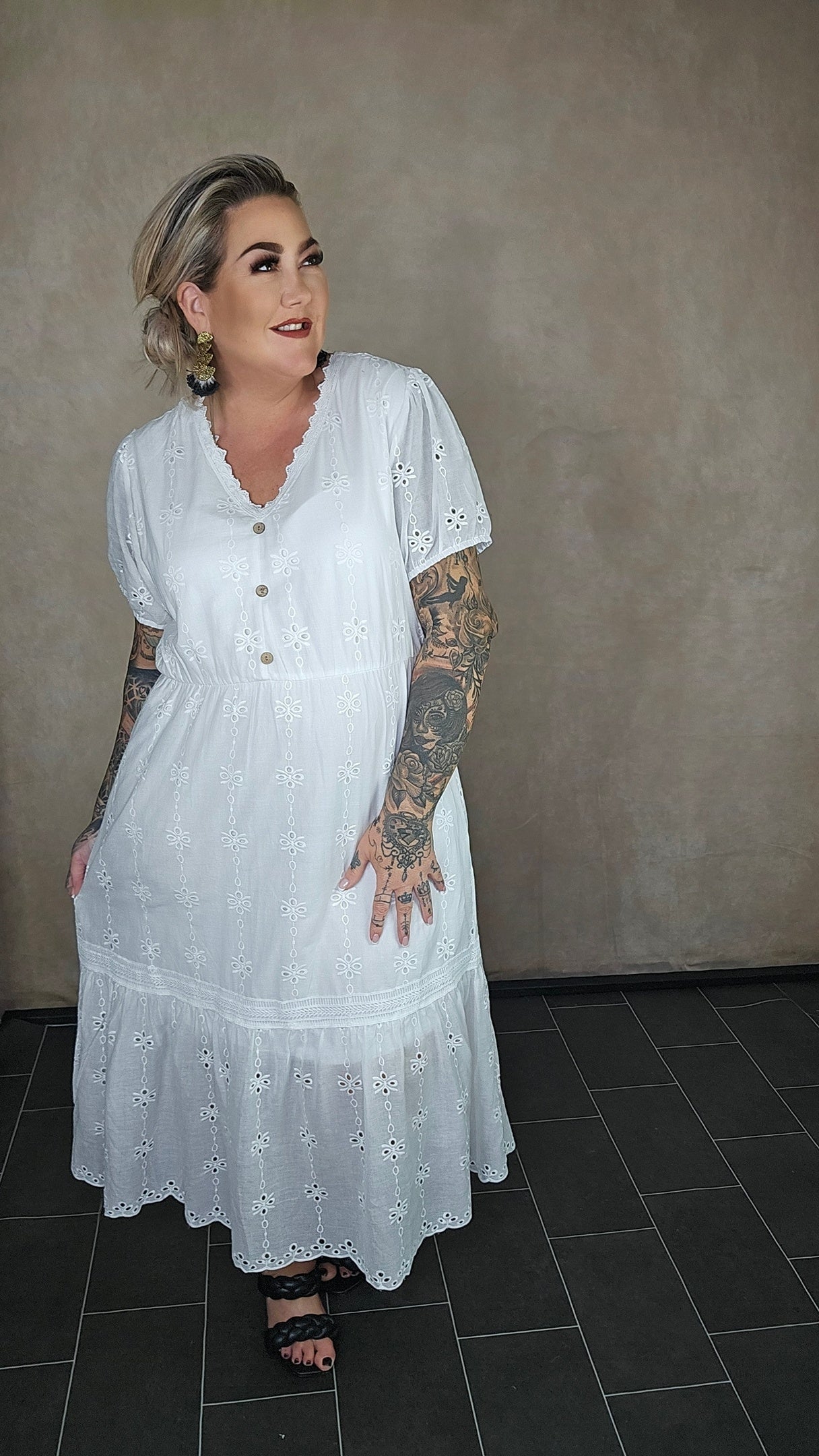 Kleid mit Lochstickerei in weiss