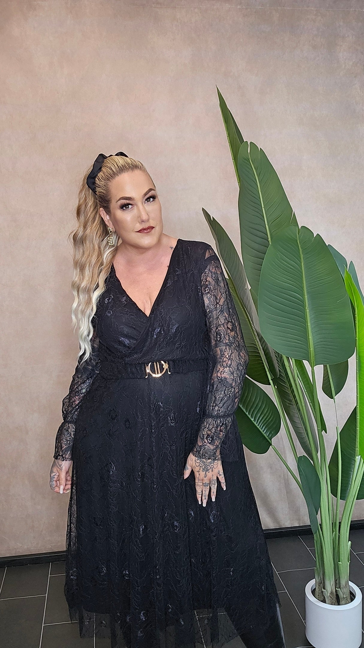 "Midnight Lace" Maxikleid – Pure Eleganz