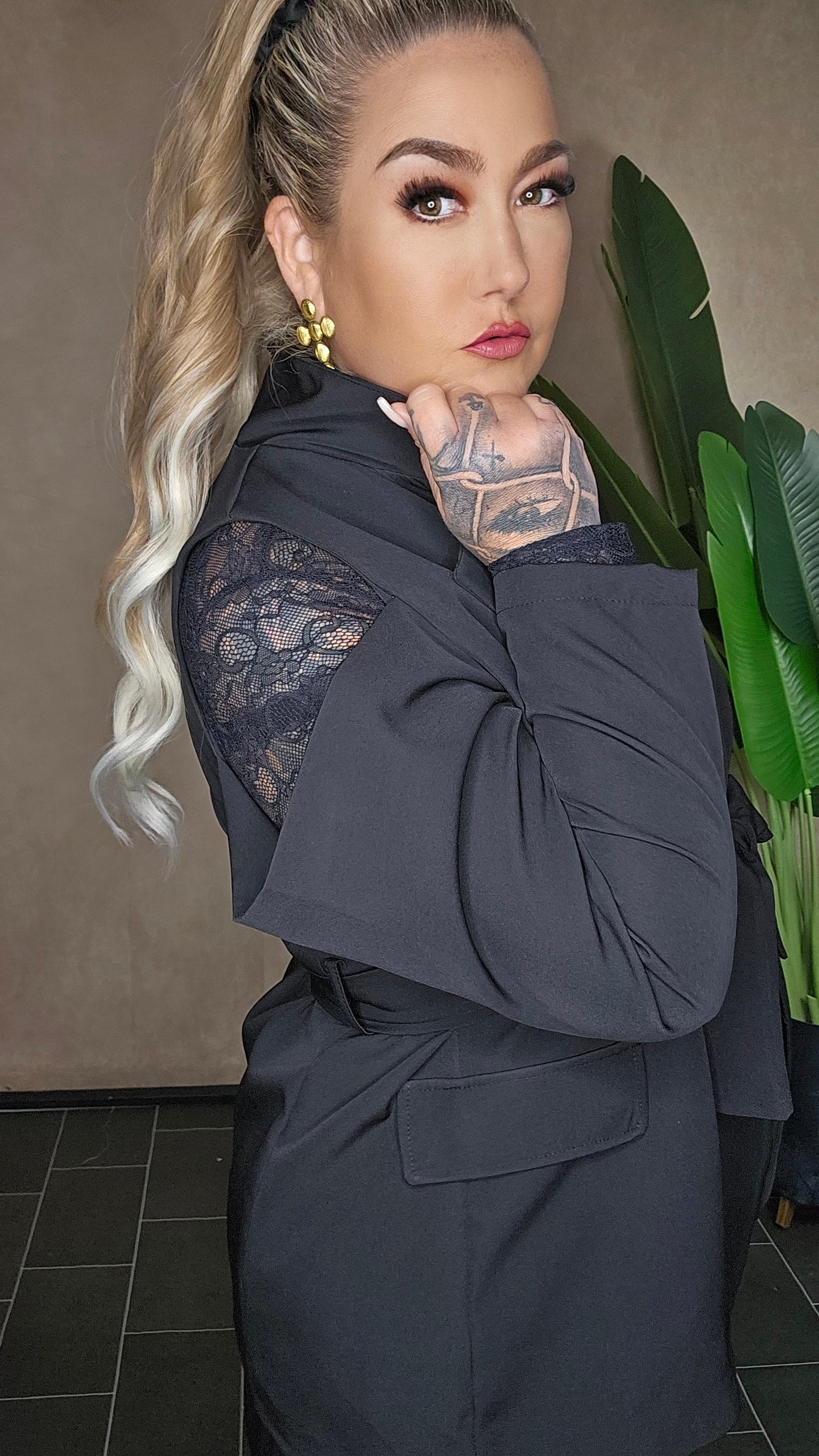 Blazer Cut Out eleganter Blazer mit Spitze am Ärmel - Seitenansicht Plus Size One Size