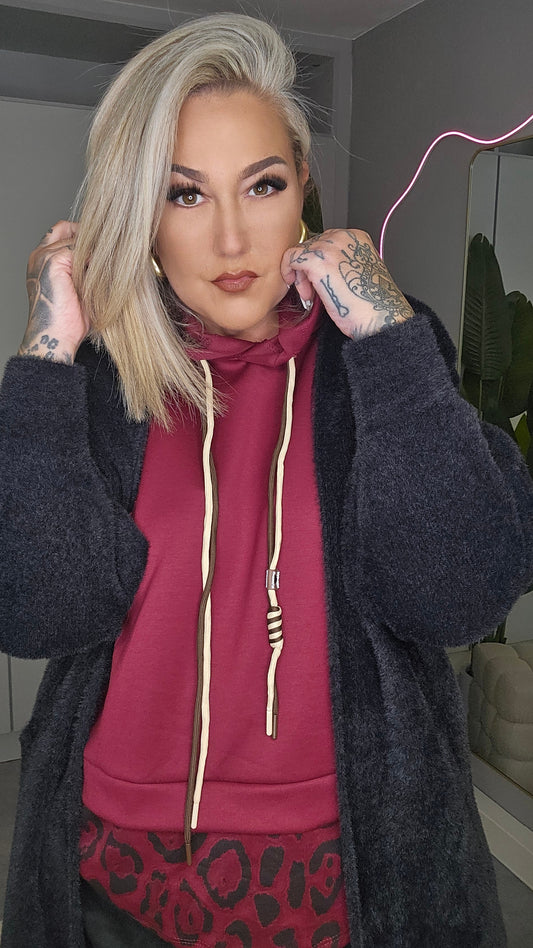 Lange Kuscheljacke Schwarz, Nahaufnahme der flauschigen Oberfläche und langen Ärmel am Modell