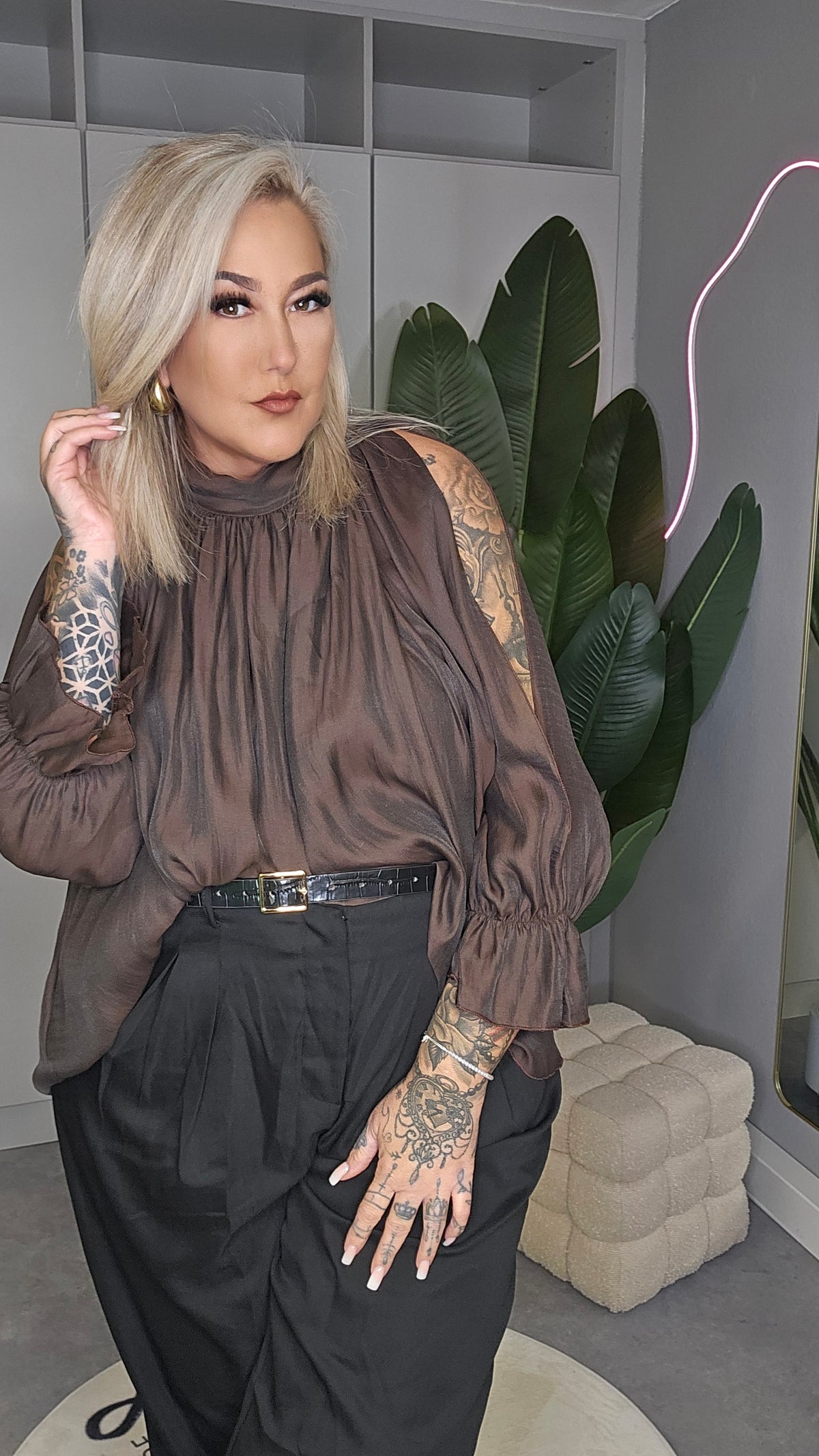 Cold-Shoulder-Bluse Schoko mit offenen Schulterpartien, Frontansicht mit tailliertem Styling