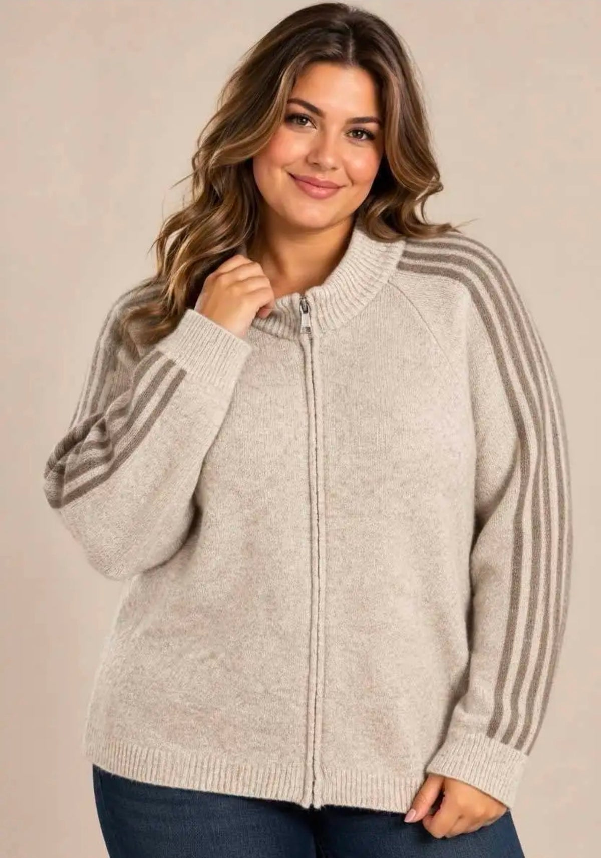 Beige Strickjacke mit Stehkragen, durchgehendem Reißverschluss und grauen Streifen an den Ärmeln, Vorderansicht