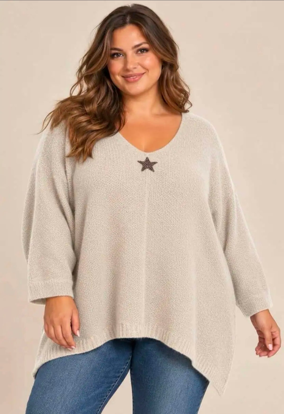 Heller beigefarbener Pullover mit V-Ausschnitt, Strass-Stern auf der Brust und asymmetrischem Saum, Vorderansicht