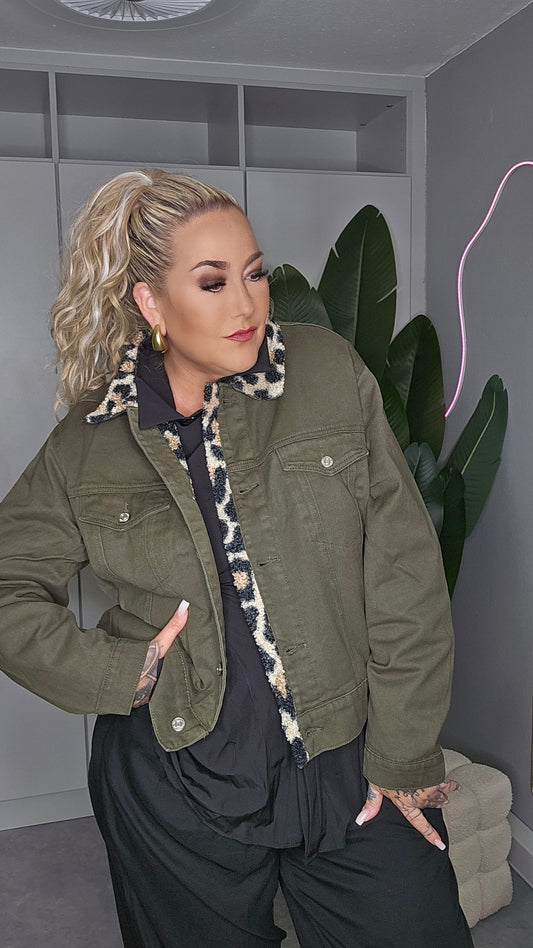 Jacke Khaki mit Leo-Details