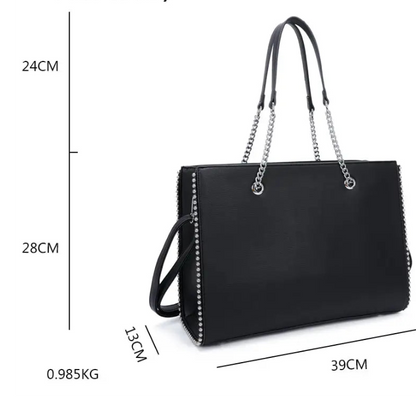Handtasche Schwarz mit Kettenhenkeln, Schulterriemen und silberfarbenen Zierdetails – schräge Vorderansicht mit Maßgrafik