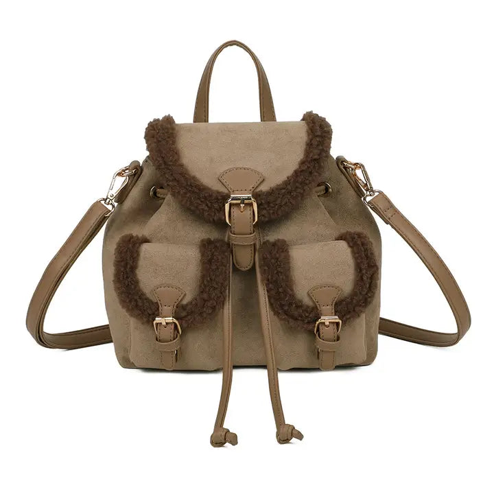 Teddy Rucksack Taupe mit braunem Fell-Besatz und goldenen Schnallen – Frontansicht