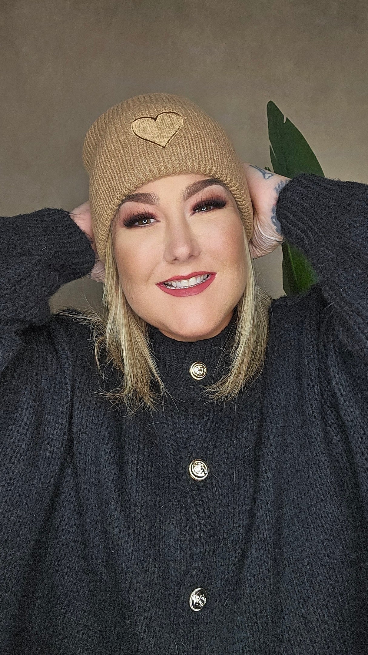 Rippstrick Beanie mit Herz-Patch 🤎