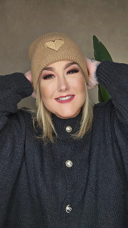Rippstrick Beanie mit Herz-Patch 🤎