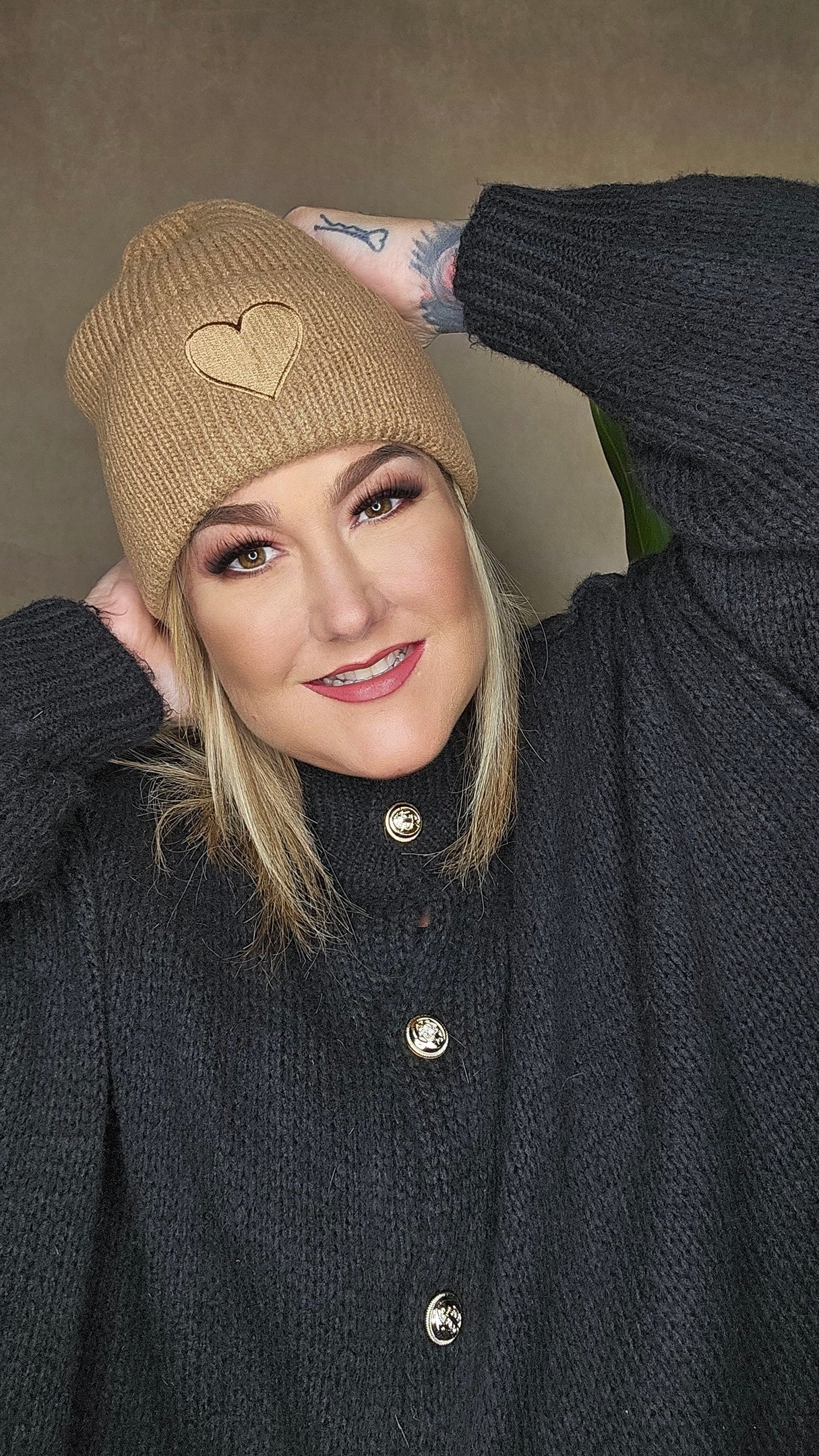 Rippstrick Beanie mit Herz-Patch 🤎