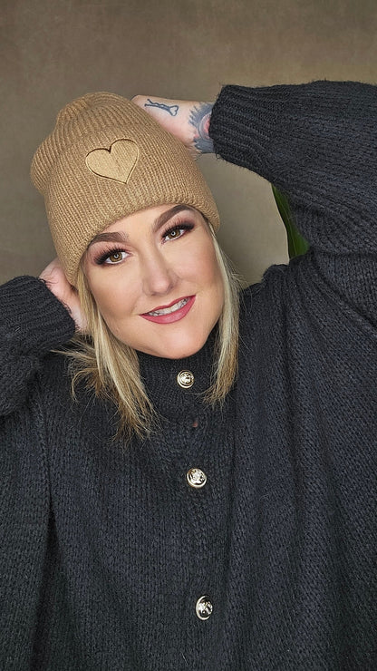 Rippstrick Beanie mit Herz-Patch 🤎