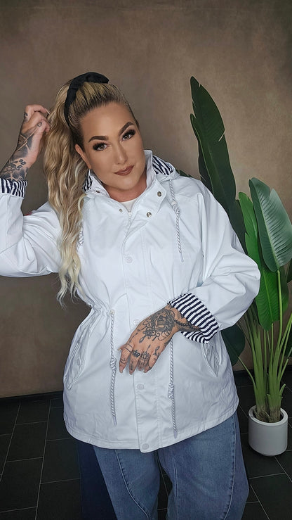 Elegante Weiße Regenjacke – Stylisch und 100% Wetterfest