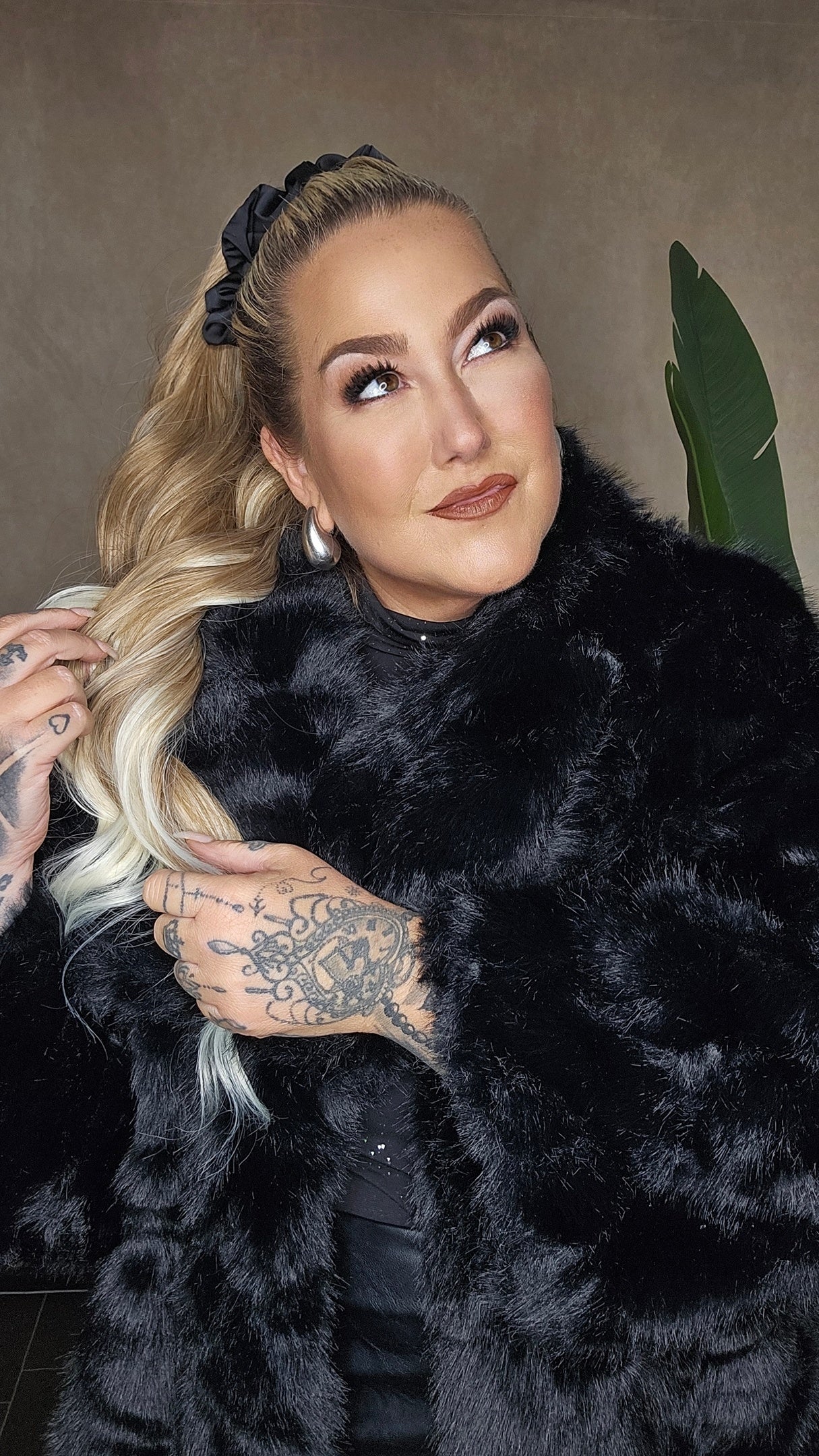 Kunstfell-Jacke schwarz Plus Size - Frontansicht zeigt großzügigen Schnitt und glamourösen Style für selbstbewusste Frauen