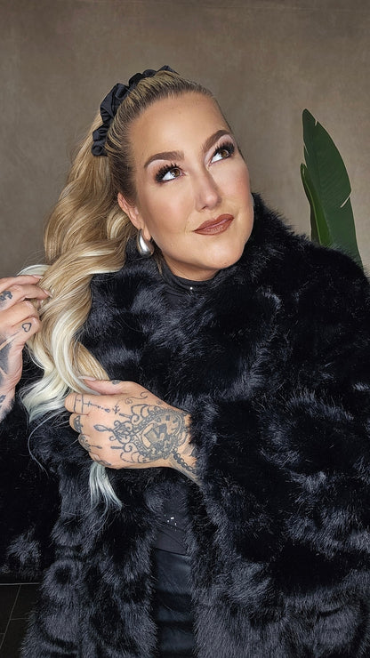 Kunstfell-Jacke schwarz Plus Size - Frontansicht zeigt großzügigen Schnitt und glamourösen Style für selbstbewusste Frauen