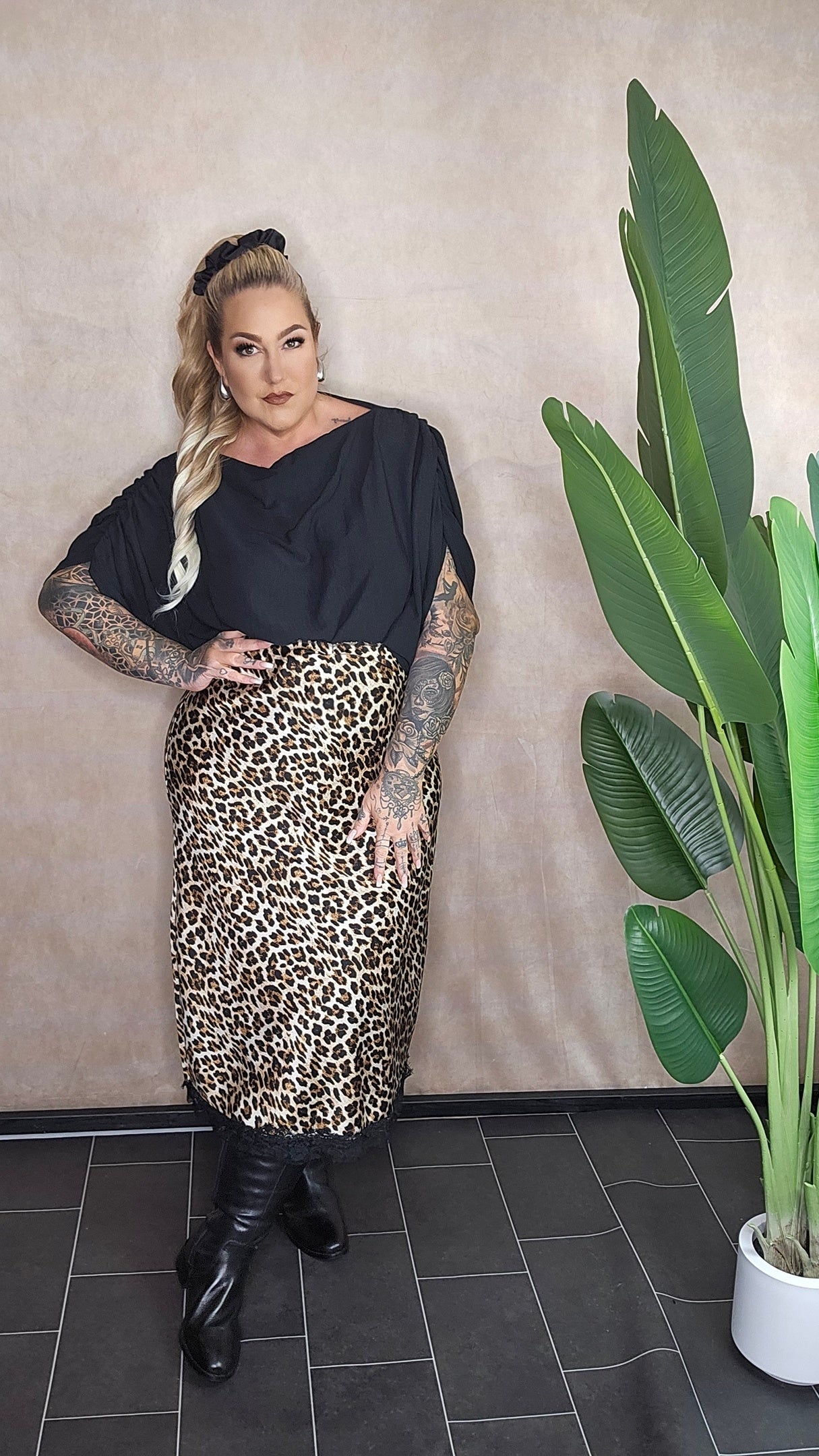 Eleganter Leo-Rock mit Wickeloptik Wild Elegance - Detailansicht Pose