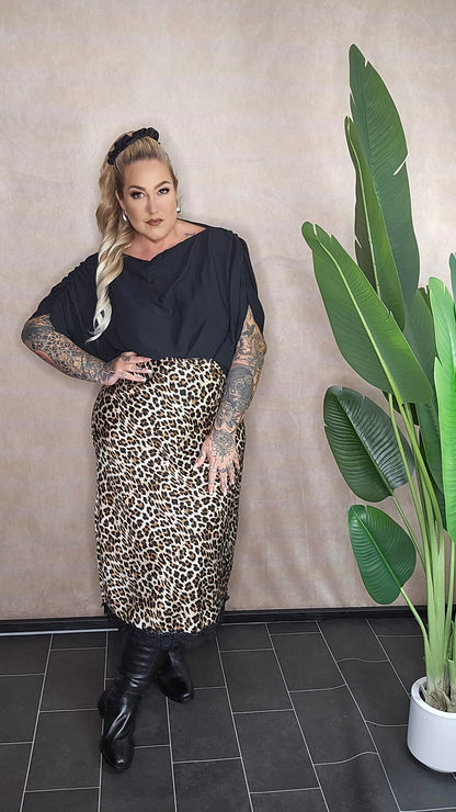 Eleganter Leo-Rock mit Wickeloptik Wild Elegance - Detailansicht Pose