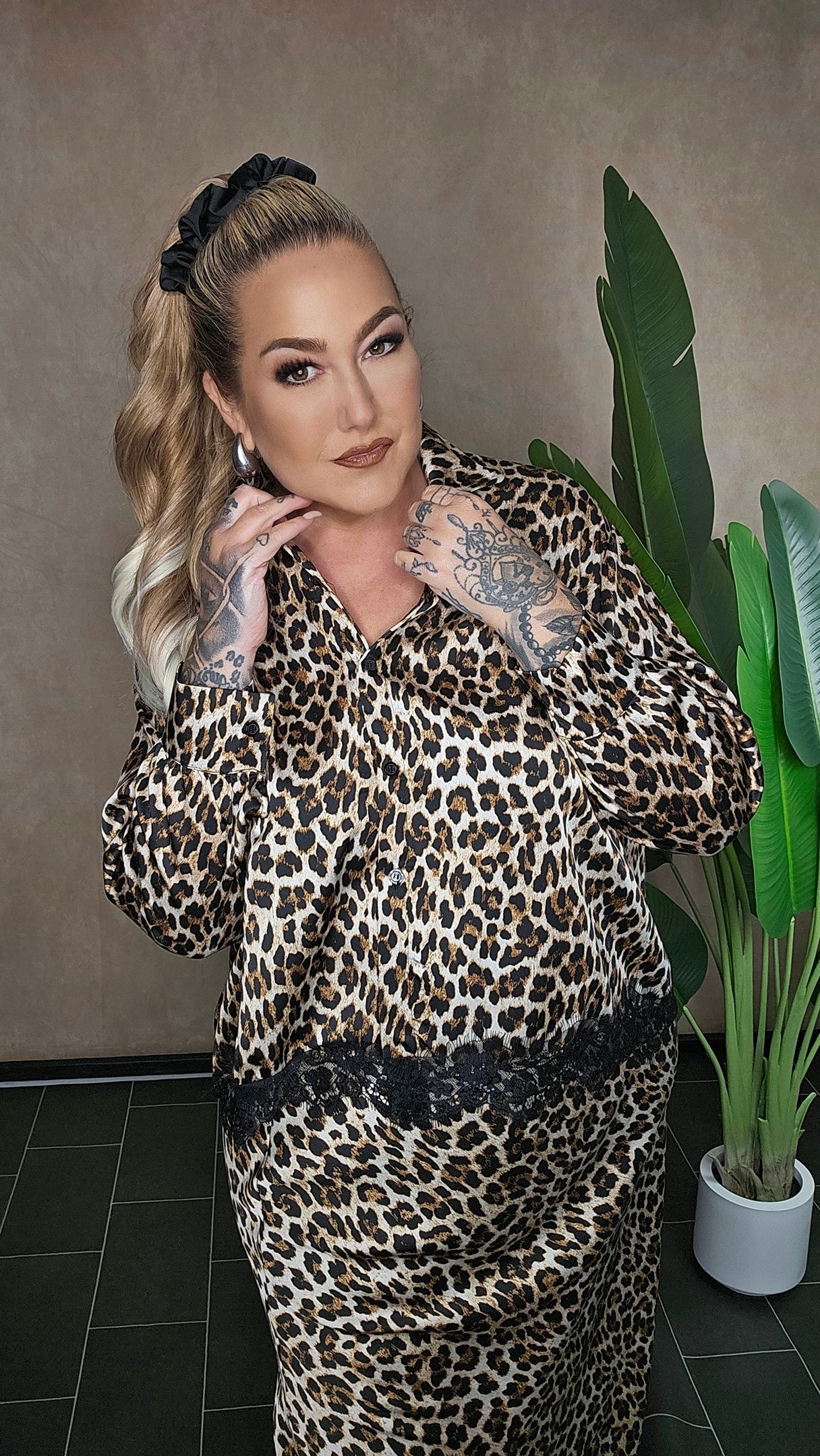 Leoparden-Bluse mit Spitze - Seitenansicht zeigt lockeren Schnitt und elegante Spitzendetails an Taille und Ärmeln