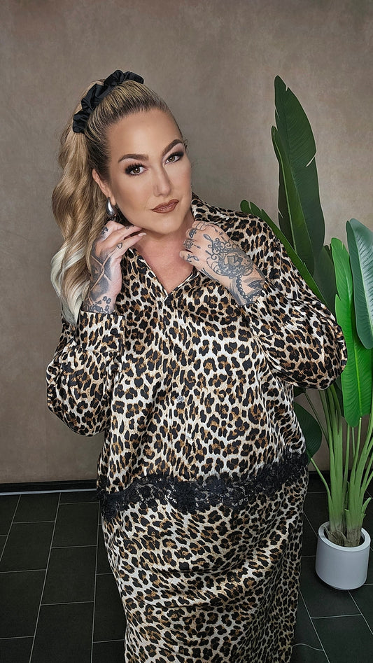Leoparden-Bluse mit Spitze - Seitenansicht zeigt lockeren Schnitt und elegante Spitzendetails an Taille und Ärmeln