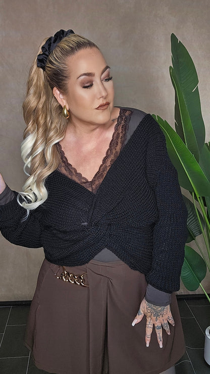 Twist-Pullover Schwarz Cropped - Komplettansicht des stylischen Plus Size Pullovers