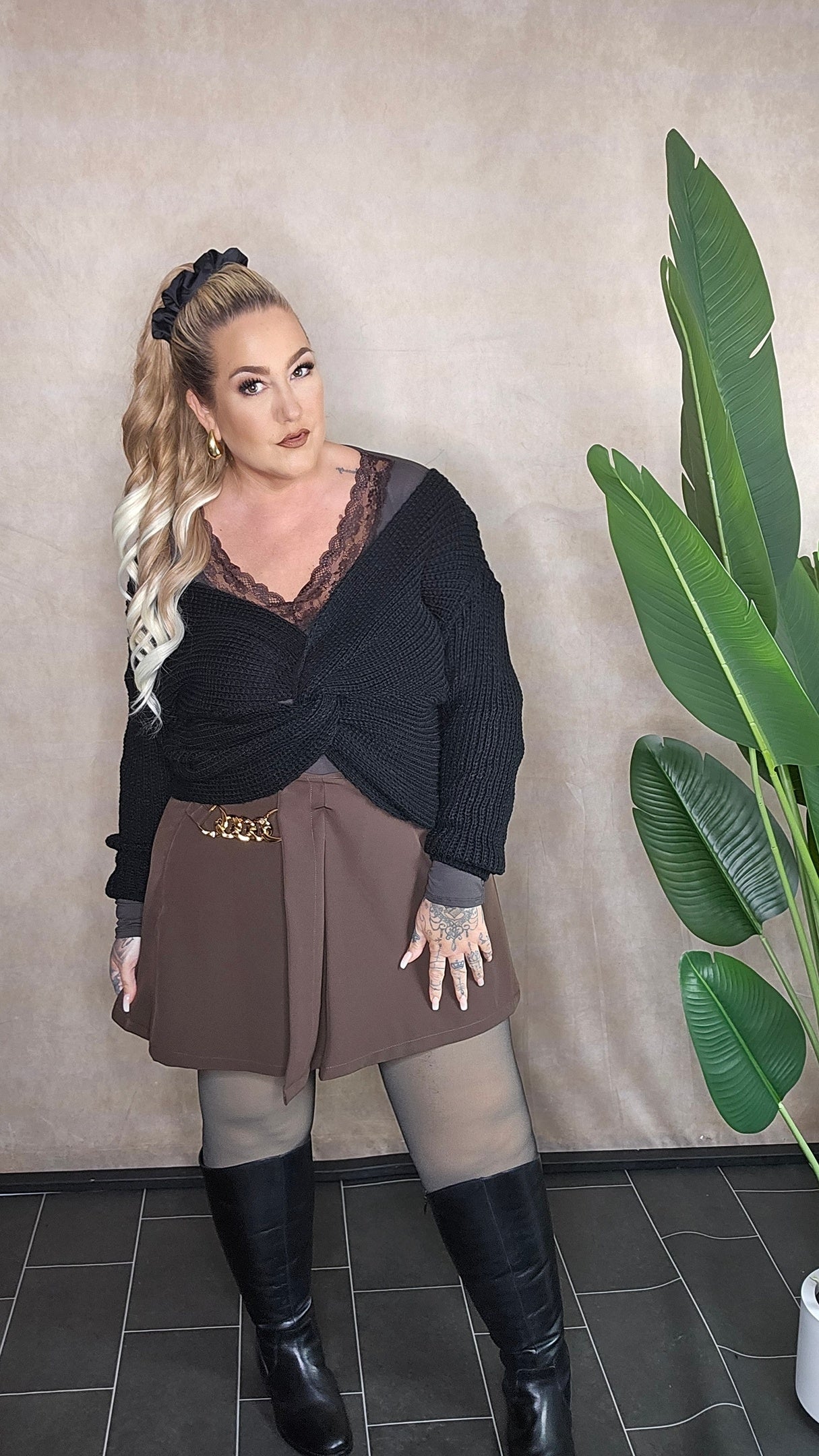 Elegante braune Hose mit Rock-Optik und Bindegürtel Mailand - Detailansicht Bindegürtel