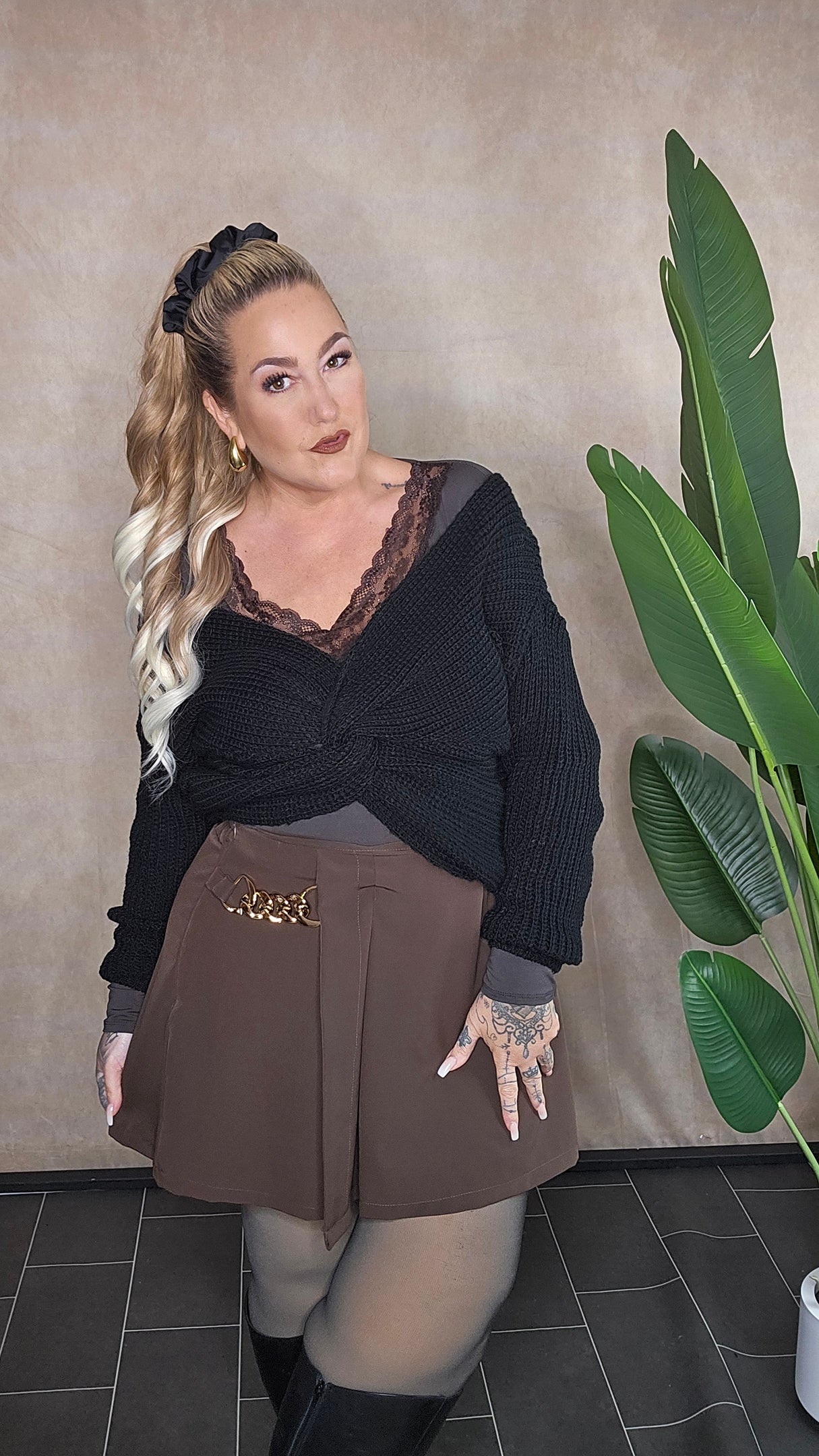 Twist-Pullover Schwarz Cropped - Komplettansicht des stylischen Plus Size Pullovers