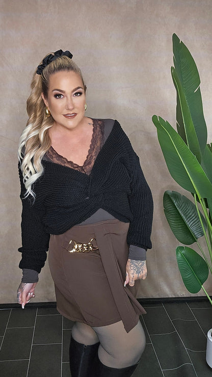 Elegante braune Hose mit Rock-Optik und Bindegürtel Mailand - Seitenansicht mit goldenen Details