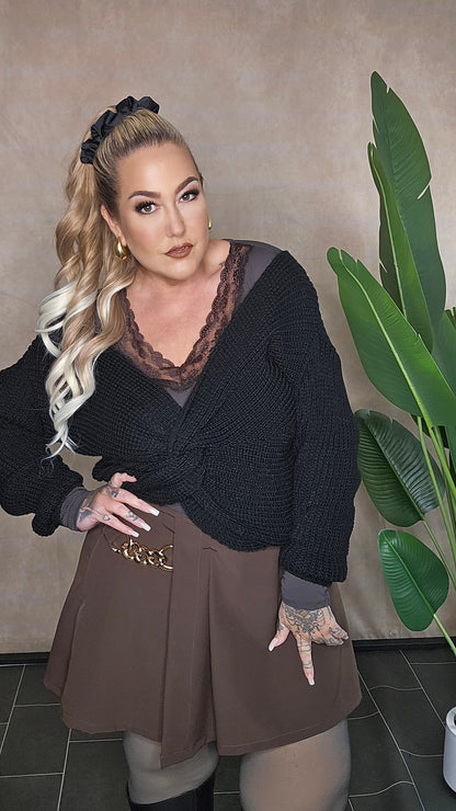 Twist-Pullover Schwarz Cropped - Komplettansicht des stylischen Plus Size Pullovers