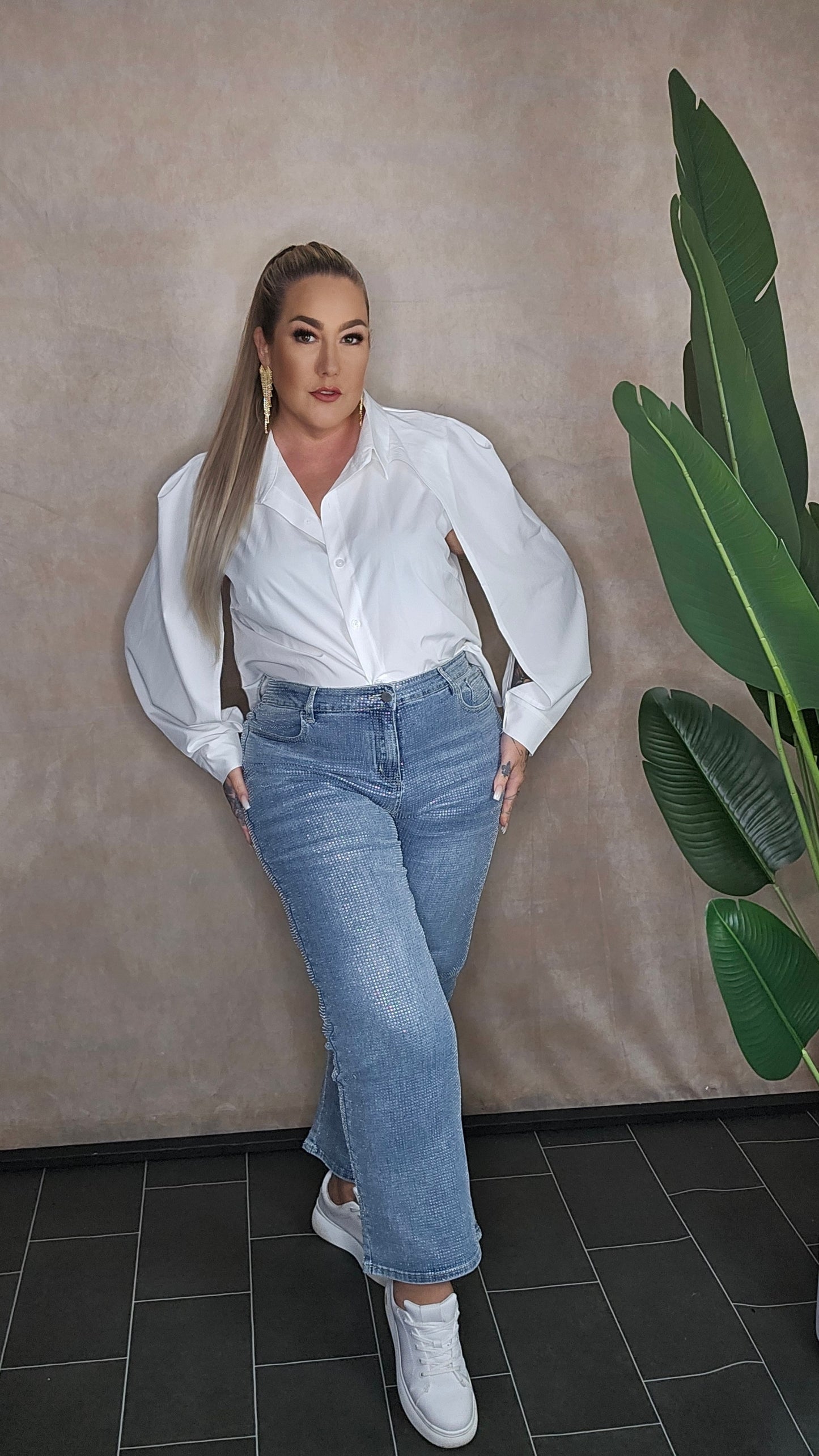  Frau in weißer Bluse und Strass-Jeans Diamant - alternative Frontansicht