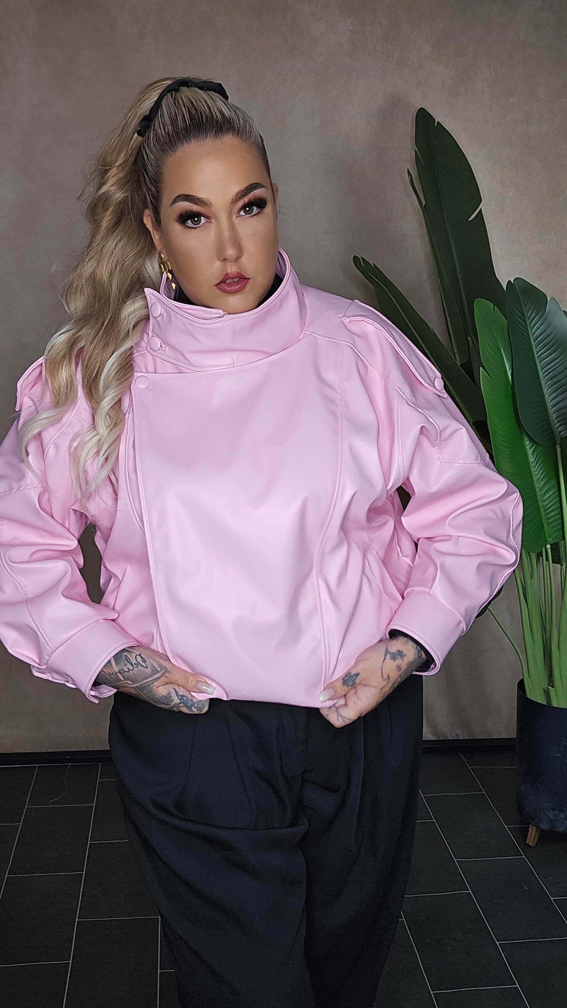 Lederjacke Blush Secret in Rosa mit Spitzenbluse - Detailansicht Plus Size One Size 48-52