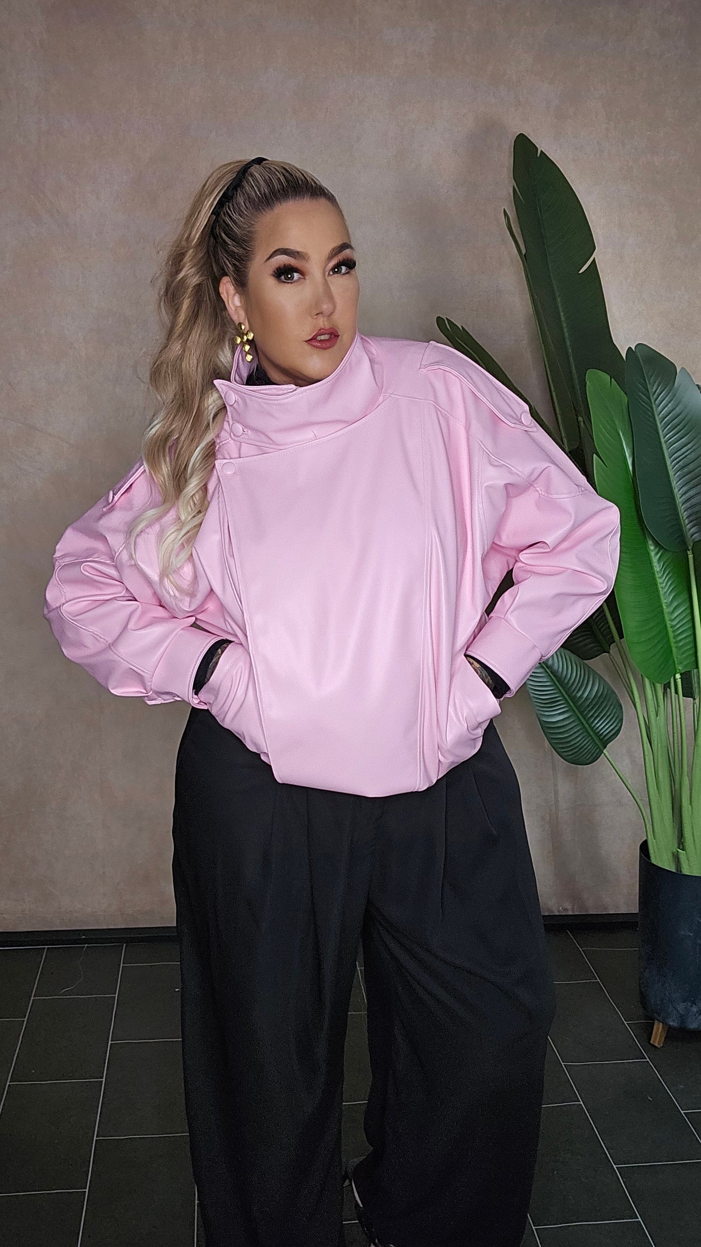 Lederjacke Blush Secret in Rosa mit Spitzenbluse - Detailansicht Plus Size One Size 48-52