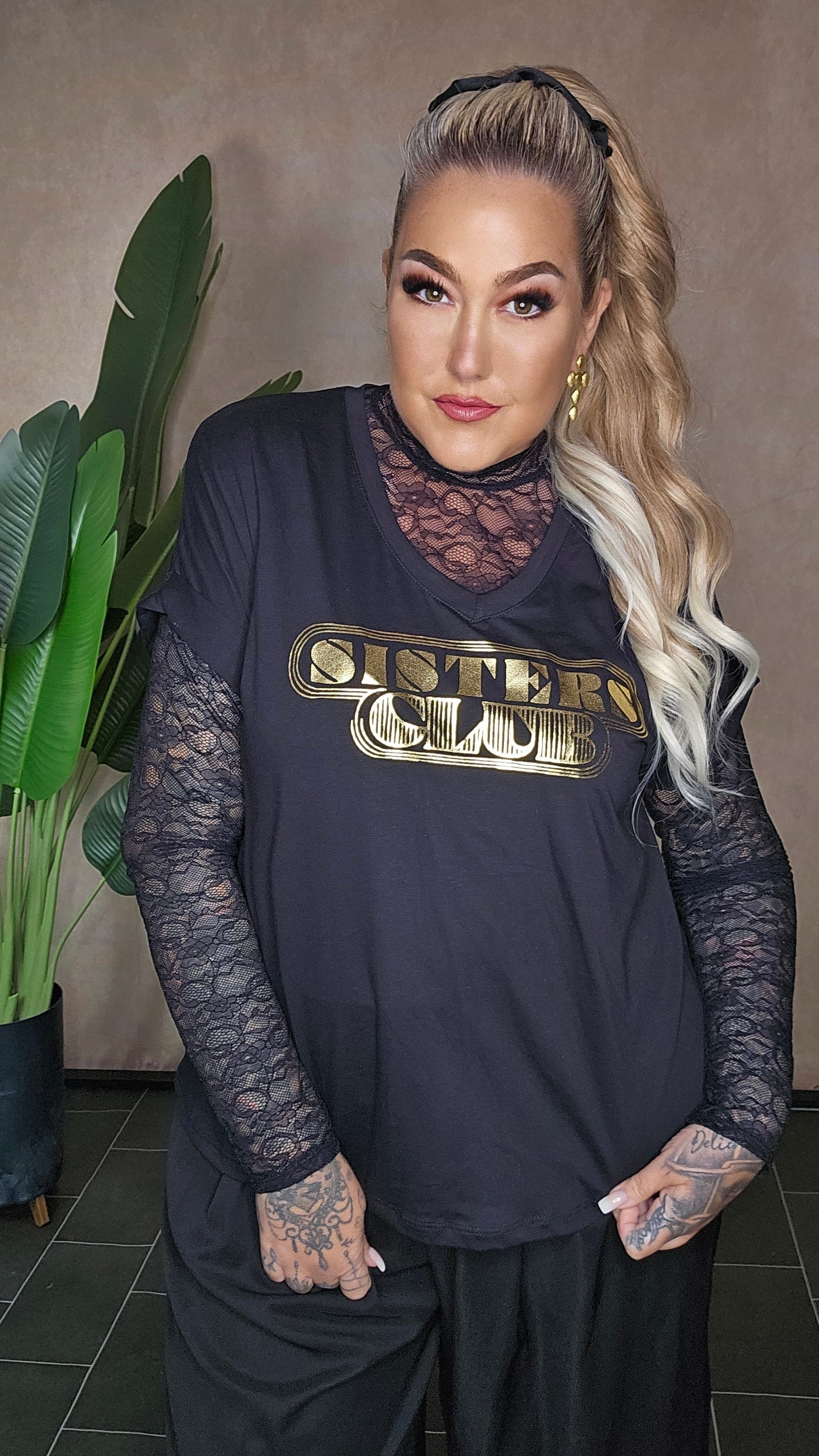 -Shirt Sister Club in Schwarz mit Gold-Schriftzug - Detailansicht One Size 46/48/50/52