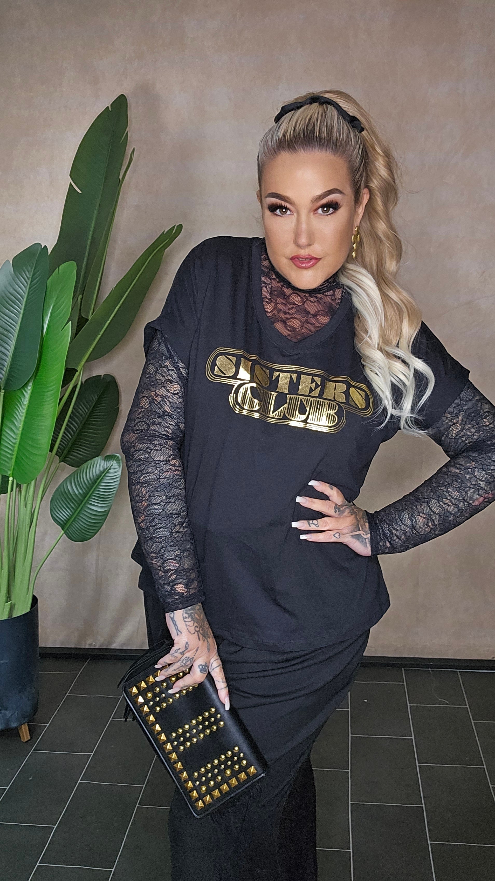 -Shirt Sister Club in Schwarz mit Gold-Schriftzug - Detailansicht One Size 46/48/50/52