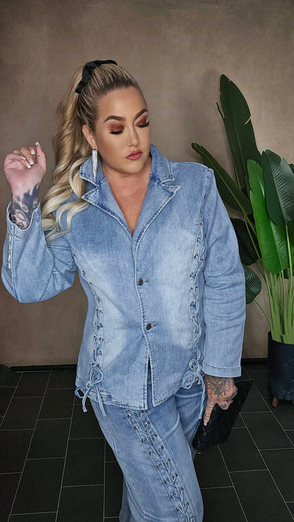 Jeans Jacke Lace it in hellem Denim - Seitenansicht mit tailliertem Schnitt