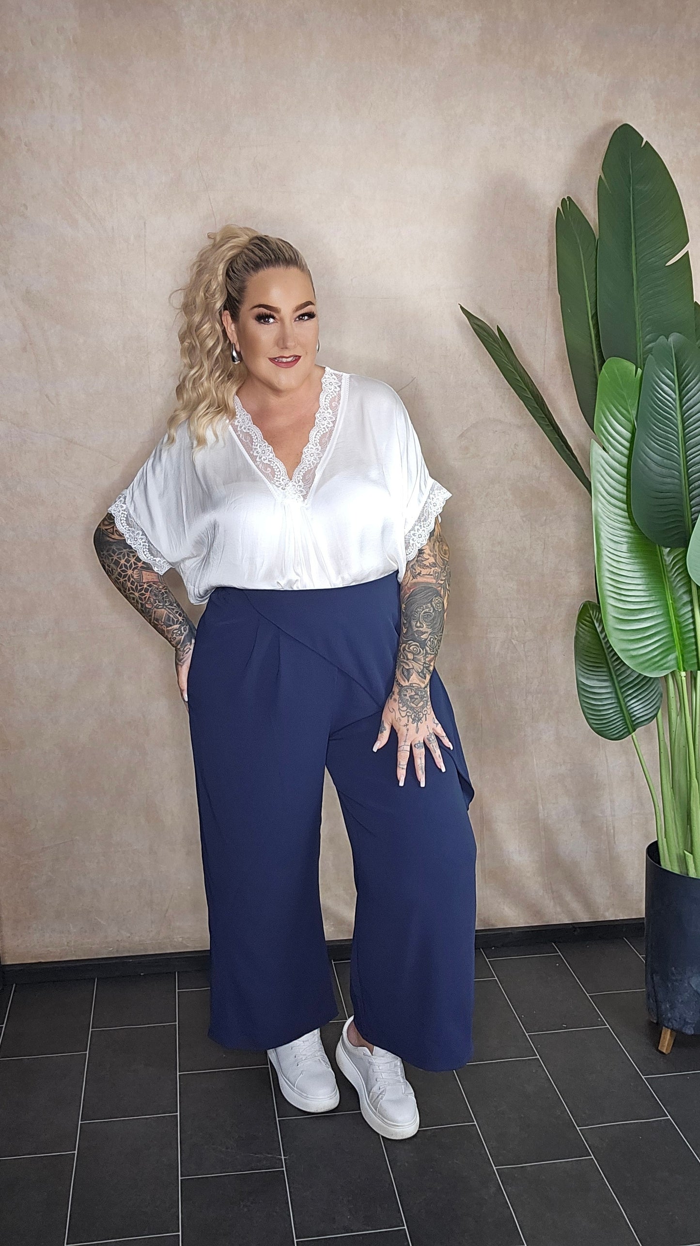 Hose Loana in blau ,schwarz , beige