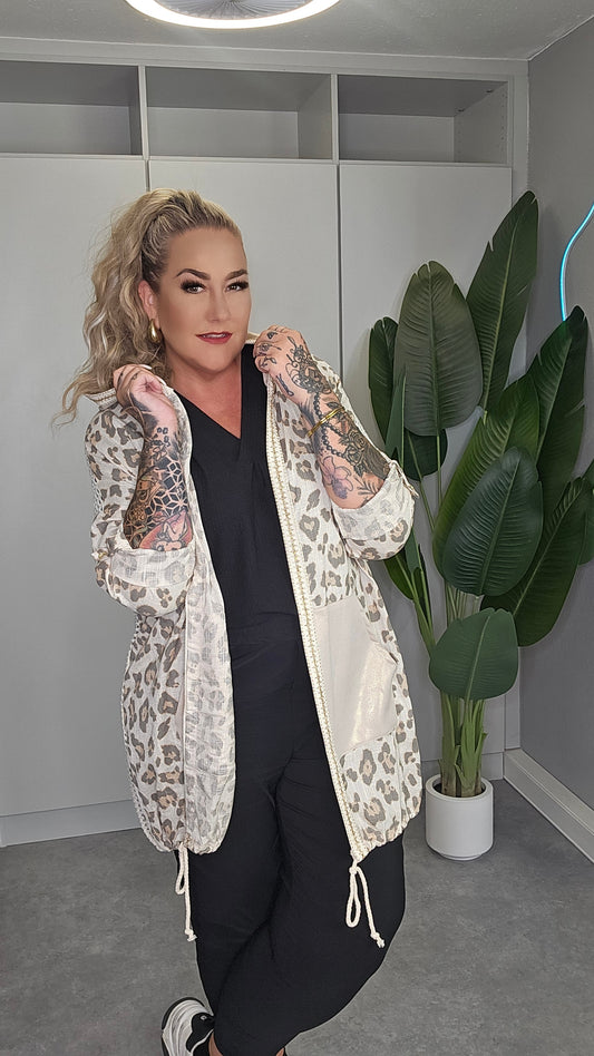 Leo-Jacke mit Häkeldetails