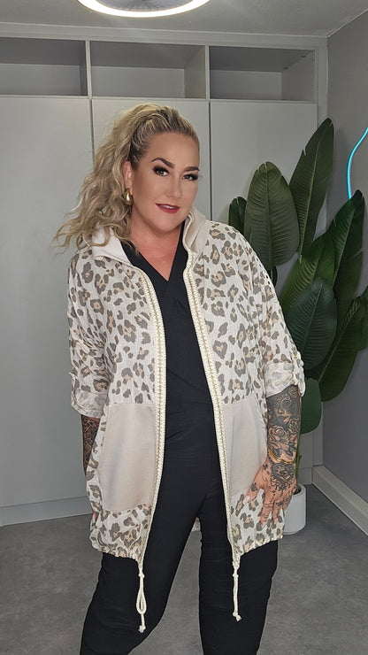Leo-Jacke mit Häkeldetails