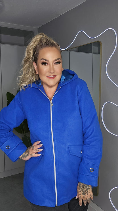 Blauer Parker Mantel Plus Size – Ganzkörper Frontansicht