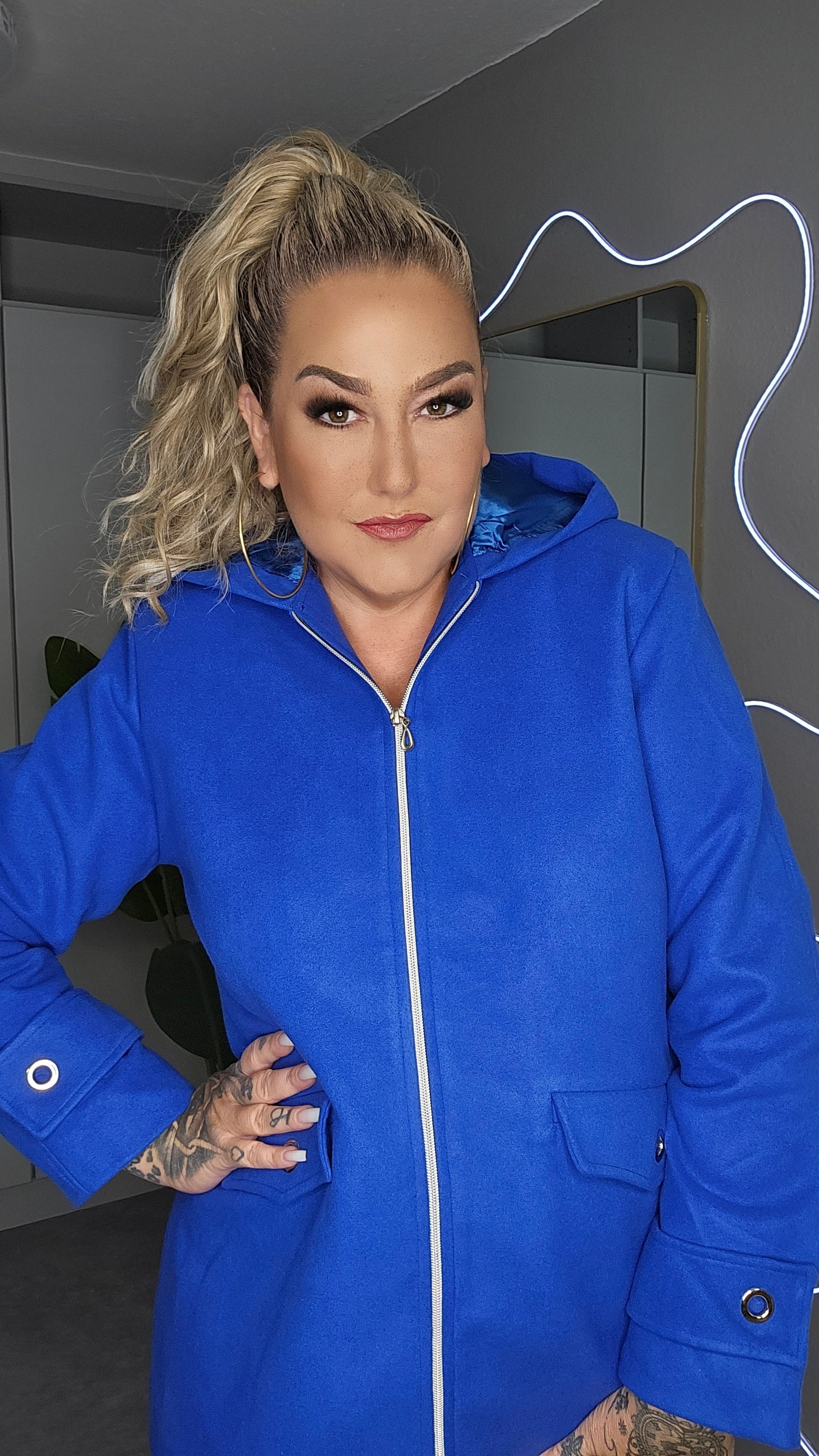Blauer Parker Mantel Plus Size – Detailansicht Manschette mit Öse