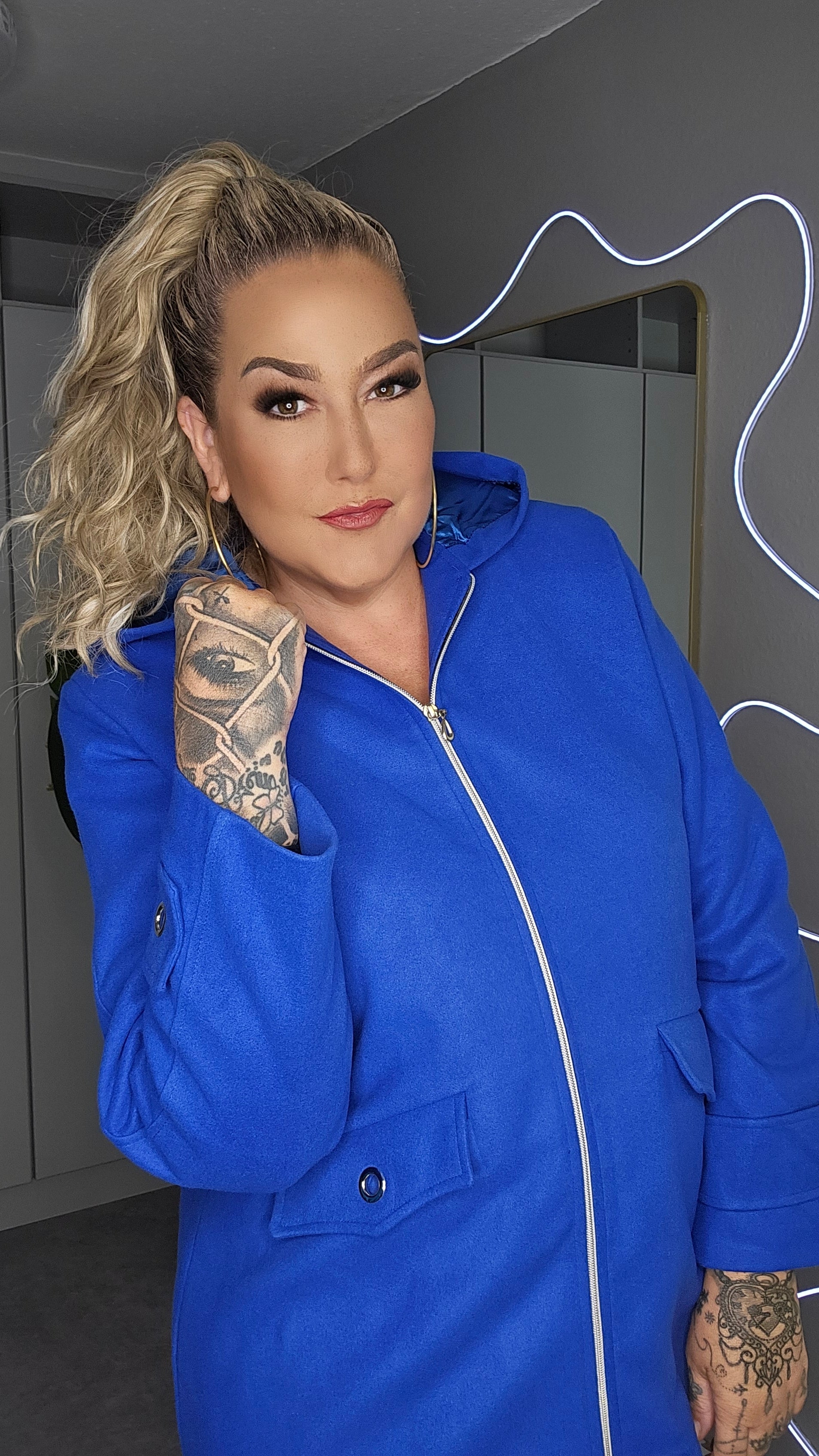Blauer Parker Mantel Plus Size – Frontansicht geschlossen