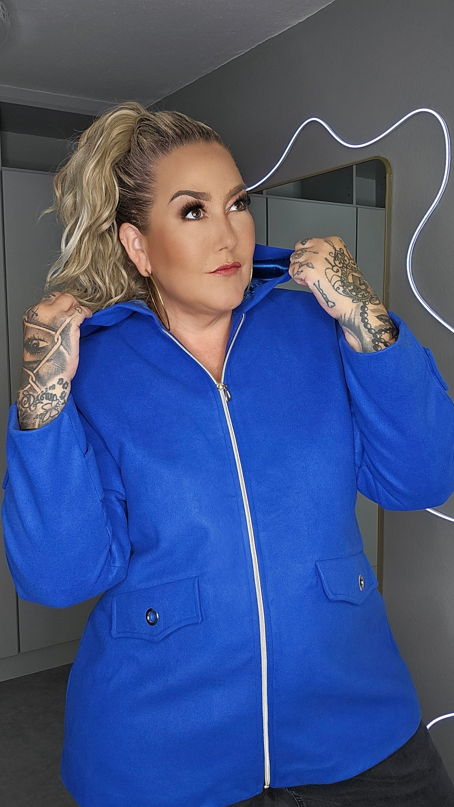Blauer Parker Mantel Plus Size – Kapuze hochgezogen